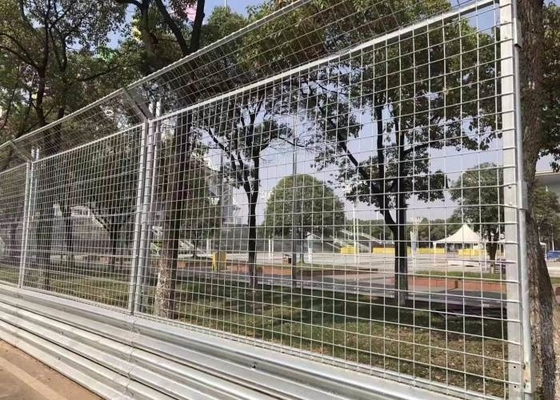 Sécurité de Mesh Fencing Galvanized For Yard soudée par bureau à cylindre résistant blanc