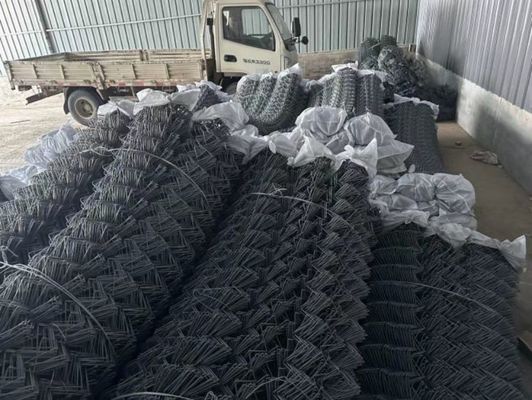 Réseau de protection contre les chutes de roches flexible fournissant des solutions de barrière pour minimiser les risques de chutes de roches sur les pentes et les routes