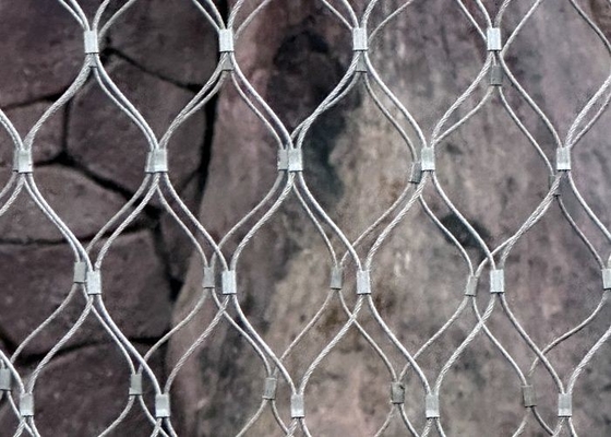 Réseau de prévention des chutes de roches en trous rhomboïdes avec connexion ferrée pour le zoo