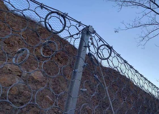 Réseau de protection contre les chutes de roches flexible fournissant des solutions de barrière pour minimiser les risques de chutes de roches sur les pentes et les routes