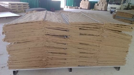 Des barrières itaires modernes remplies de sable avec du géotextile brun, certifiées ISO
