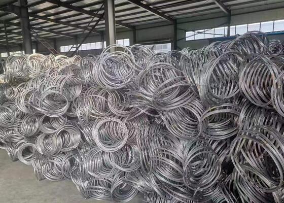 Réseau de protection contre les chutes de roches léger offrant une installation et une maintenance faciles tout en assurant une protection maximale contre les chutes de roches